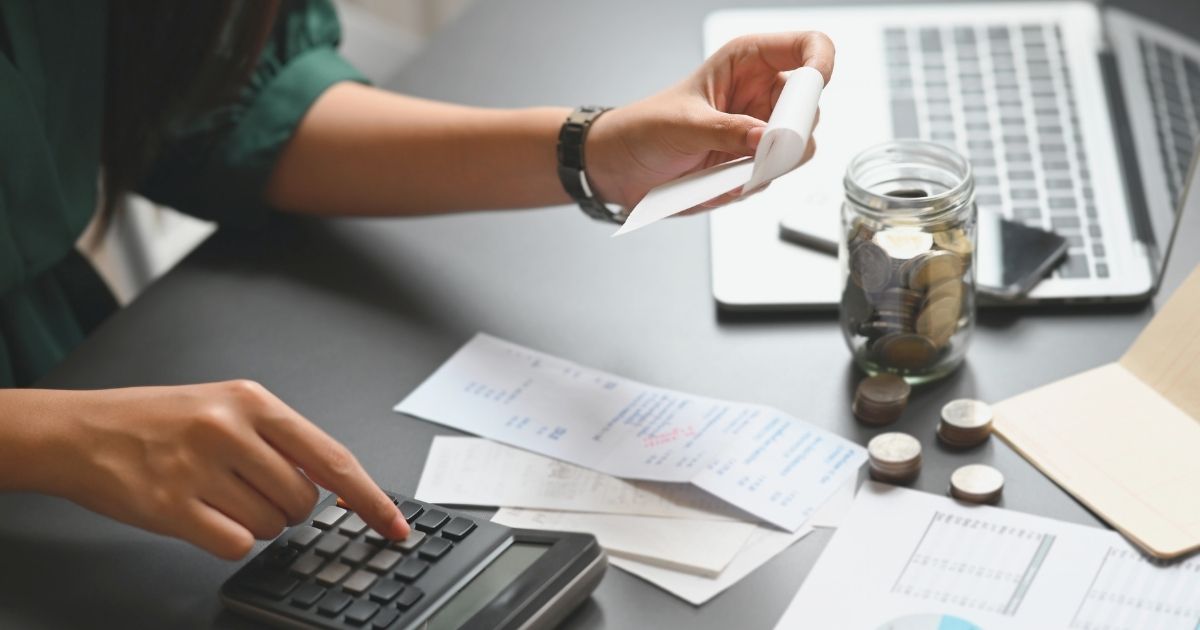 mujer haciendo calculos bancarios