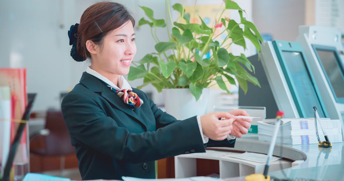 mujer atendiendo en uno de los mejores bancos de Corea del Sur