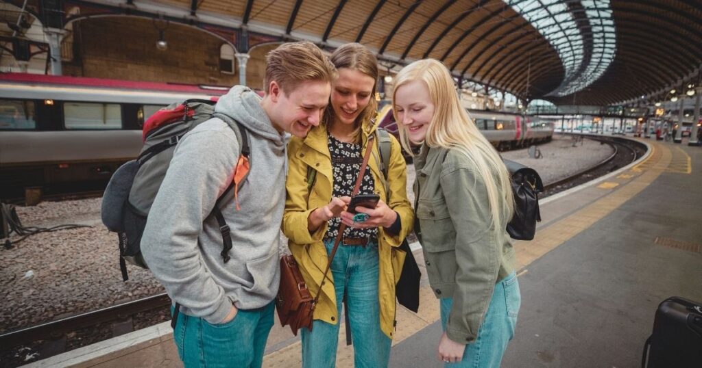 jovenes sonrientes navegando en internet con esim