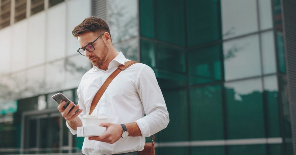 hombre verificando precios de esim para su celular