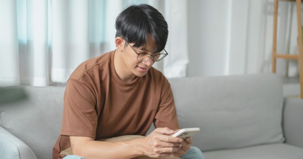 hombre joven navegando en internet con esim