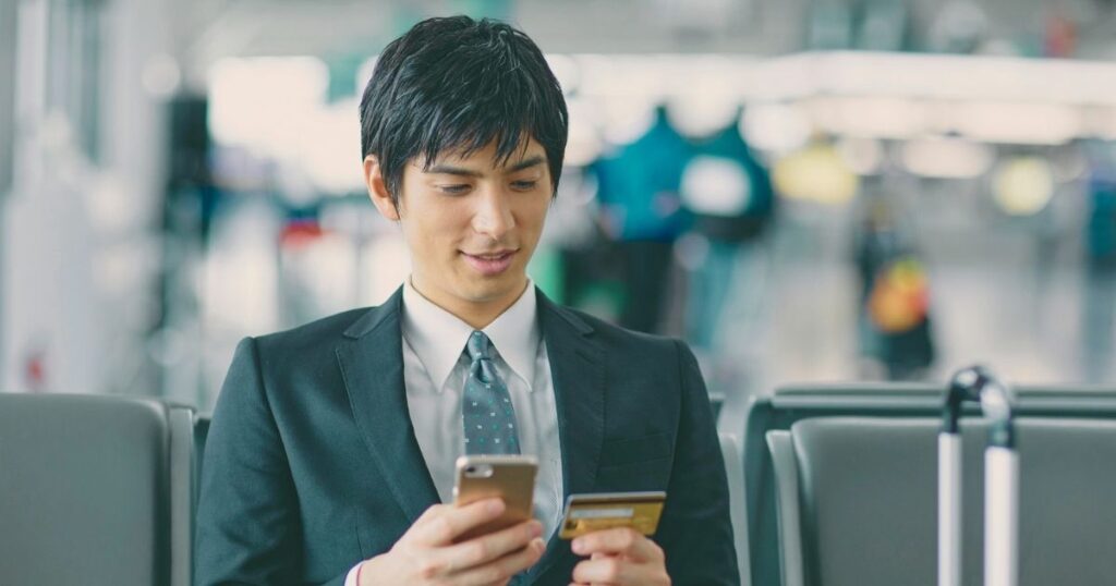 hombre comparando precios de esim para su celular