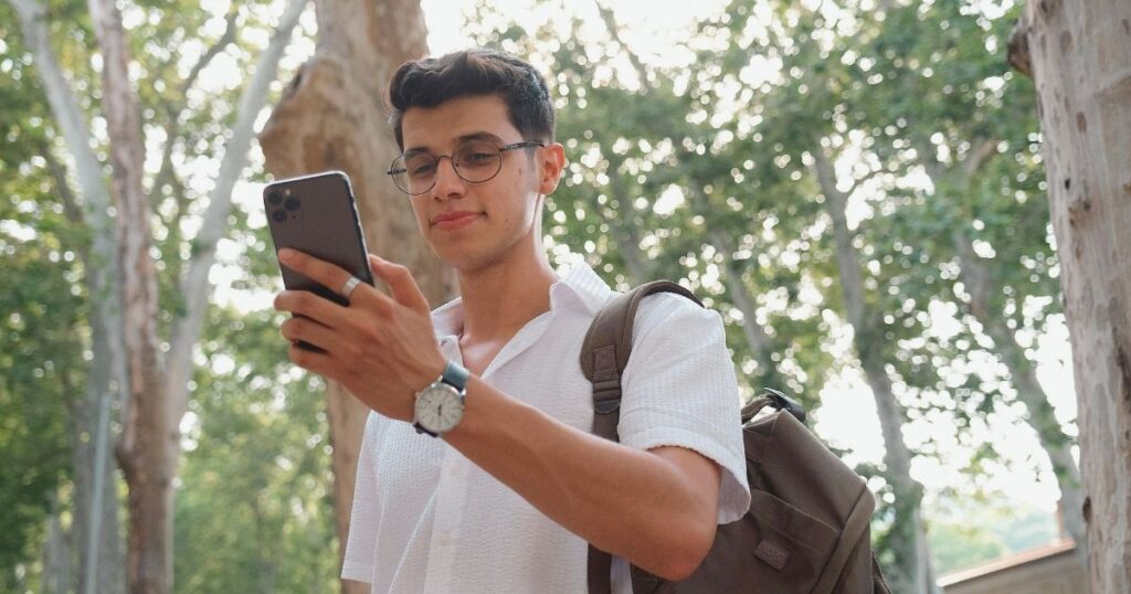 hombre joven conectado a internet con esim 