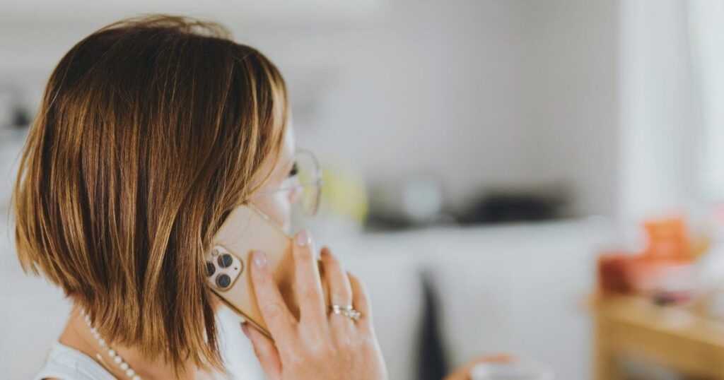 mujer en una llamada en el celular