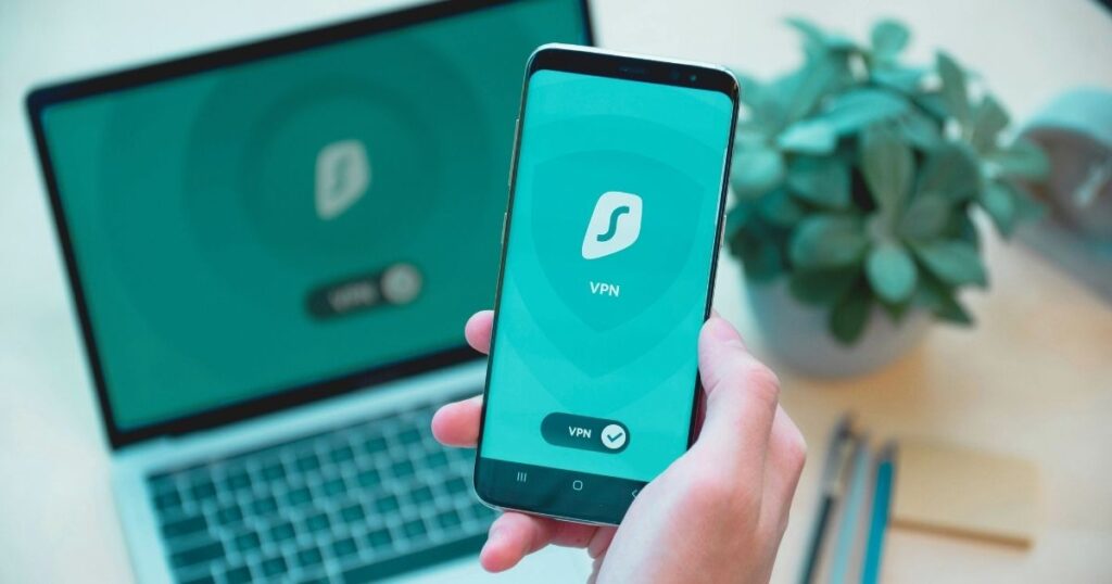 persona comprando vpn en Corea del Sur para su celular y laptop