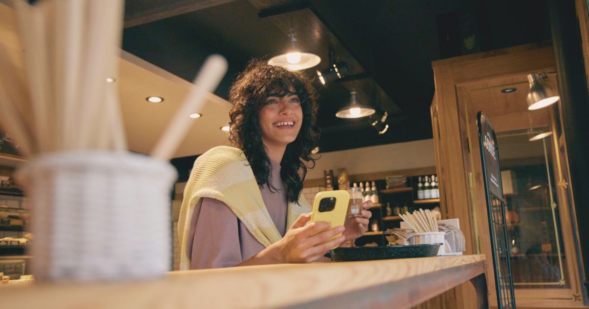 mujer feliz usando la Gigsky en su celular