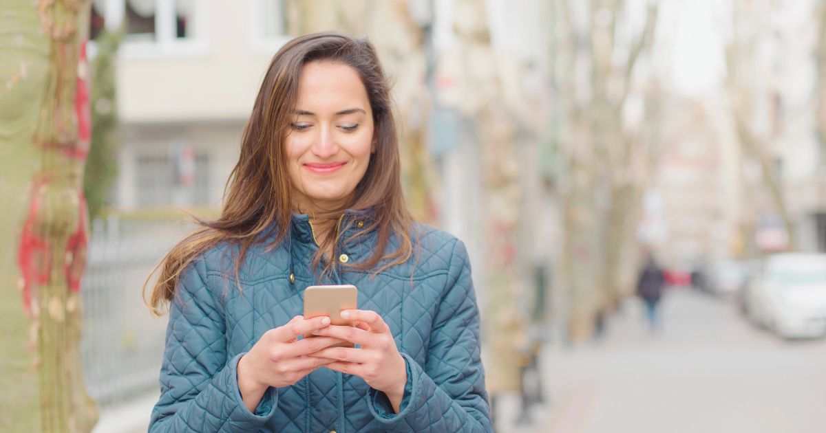 mujer joven navegando en internet con la esim de Ubigi