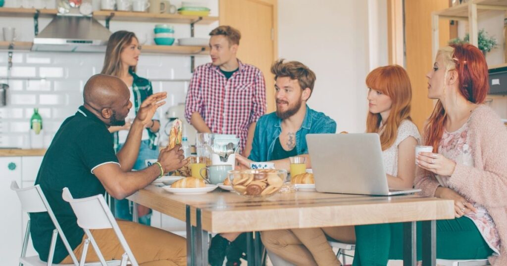personas disfrutando de un coliving en España