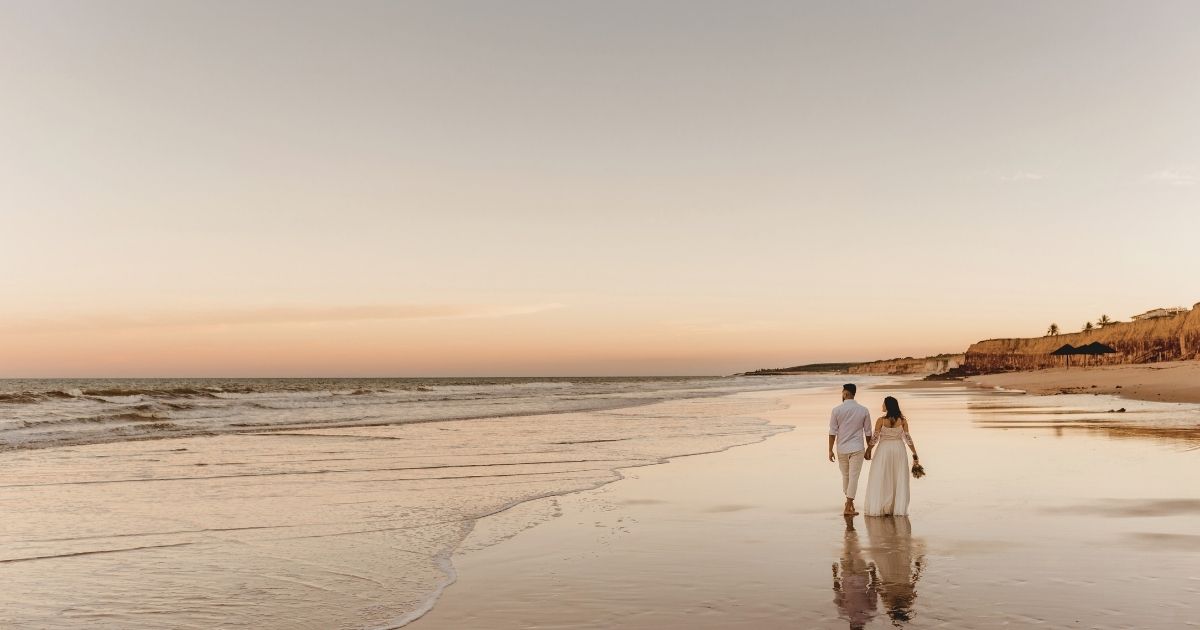 couple doing a romantic walk in Barcelona beach