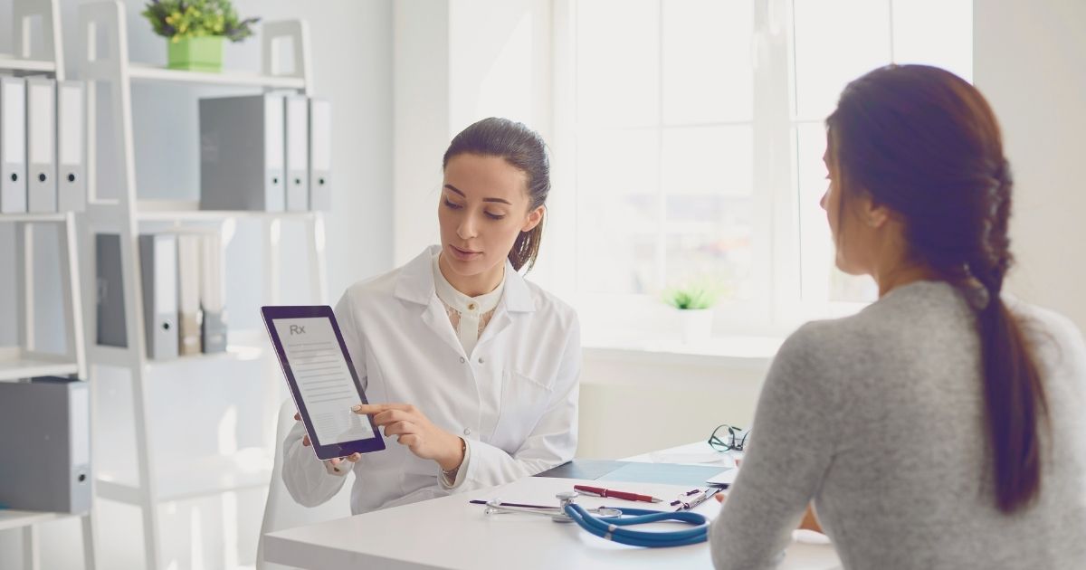 doctora atendiendo paciente en Colombia con el seguro medico