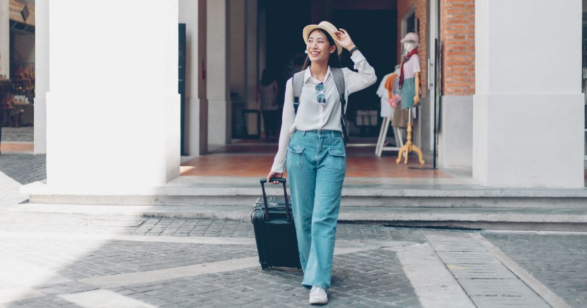 mujer viajando con un seguro viaje en China
