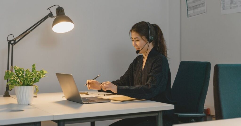 mujer trabajando en atencion al cliente para Roamless