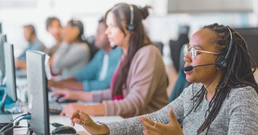 mujer trabajando con atencion al cliente de BNESIM