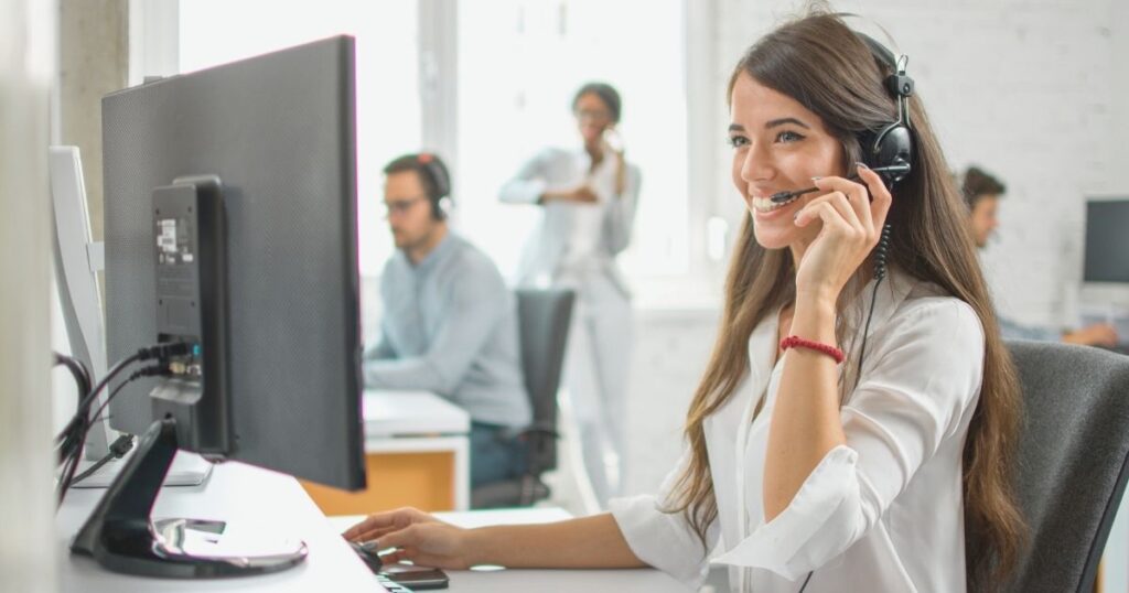 mujer trabajando en atencion al cliente para empresa de esim