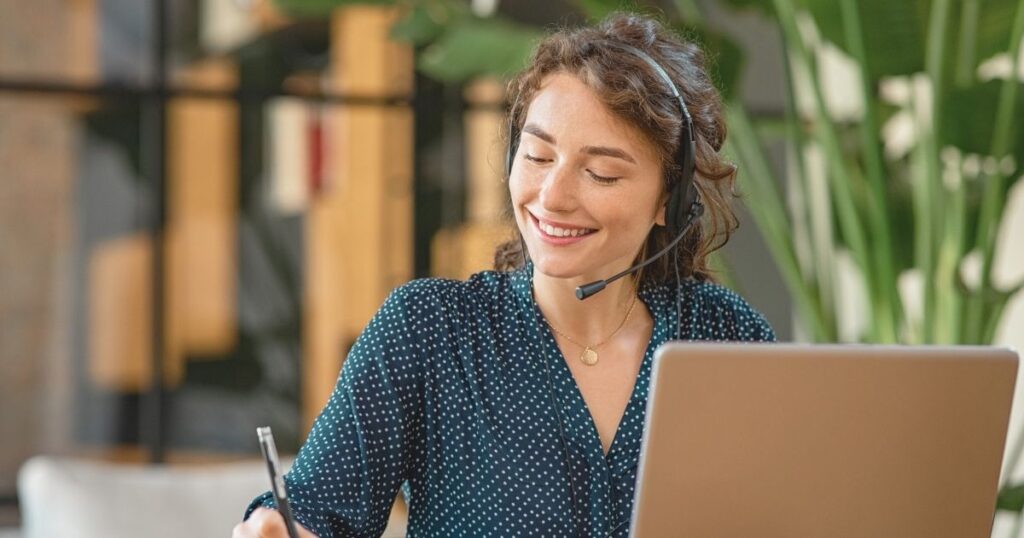 mujer sonriente trabajando en atencion al cliente de Gigsky