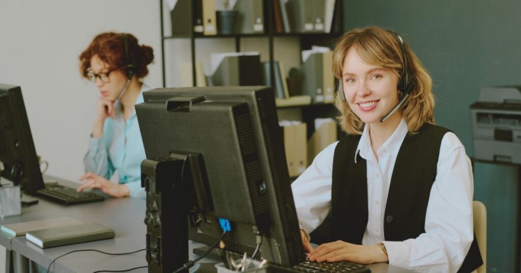 mujer sonriente trabajando con servicio al cliente