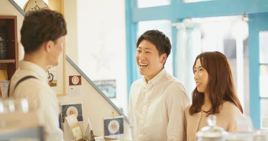 pareja utilizando servicio al cliente de empresa de esim