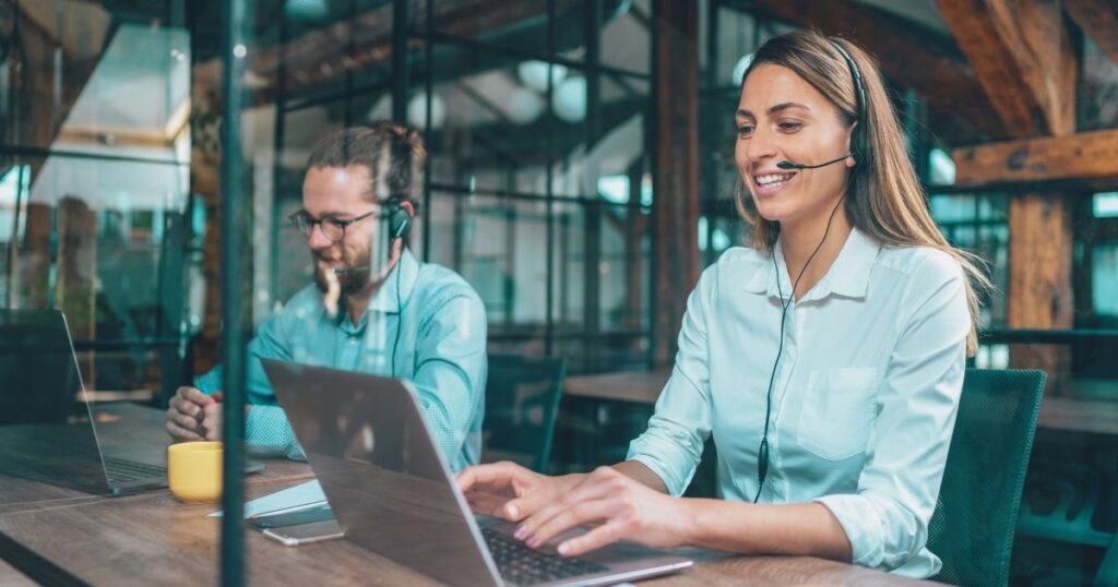 hombre y mujer trabajando con atencion al cliente para empresa de esim