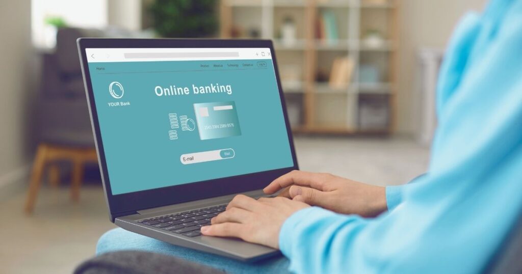 hombre accediendo a servicios digitales de su banco en Colombia
