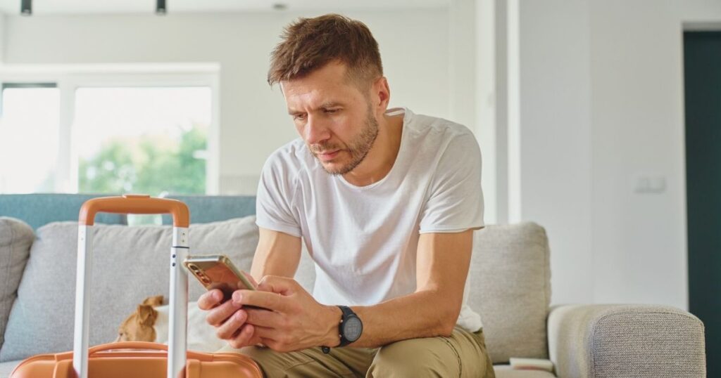 hombre usando esim al viajar