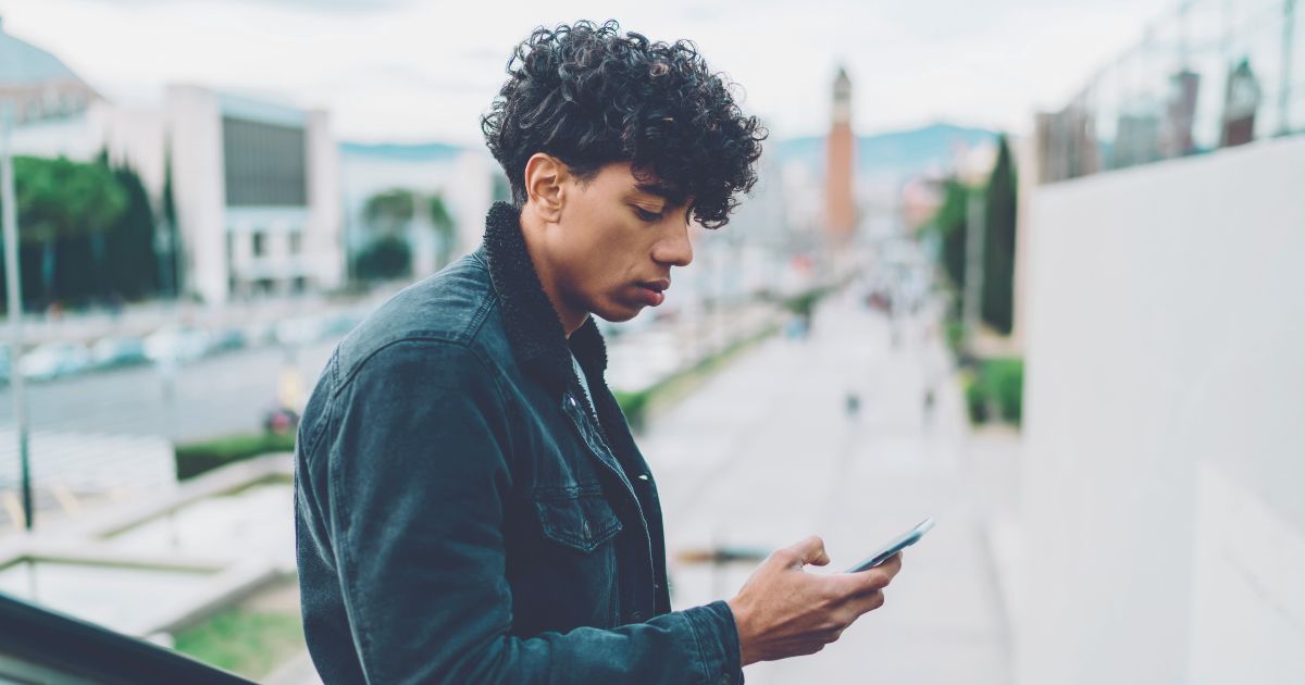 hombre joven navegando en internet en su celular
