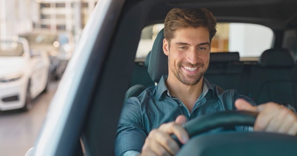 hombre joven sonriente conduciendo en Corea del Sur