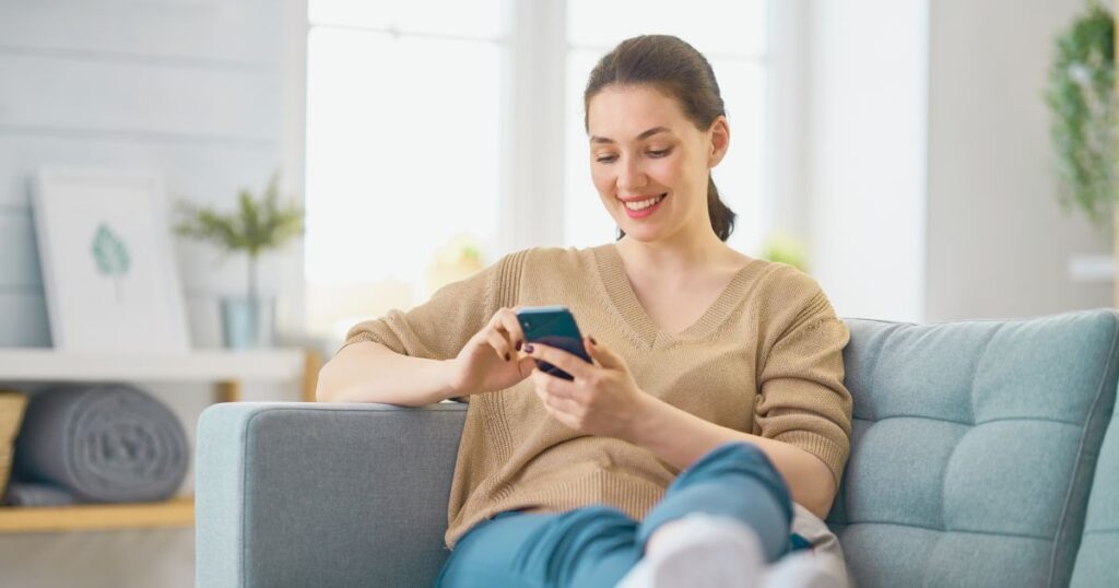 mujer sonriente usando esim en Colombia