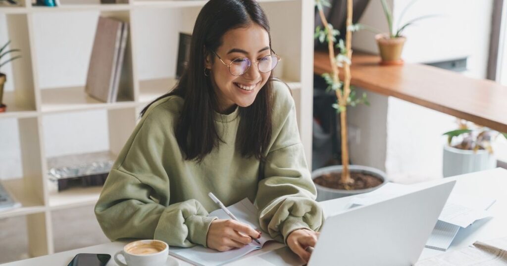 mujer joven usando vpn en su laptop en China