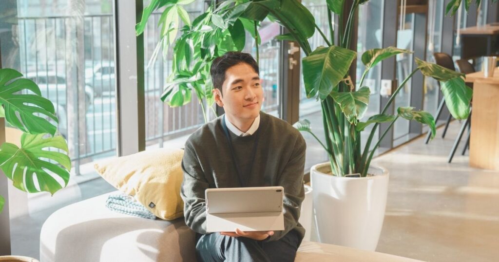 hombre joven usando internet en Corea del Sur