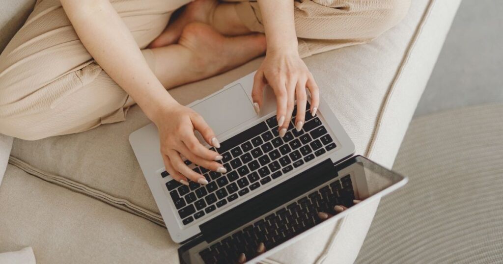 mujer verificando la velocidad de la conexion a internet de Gigsky