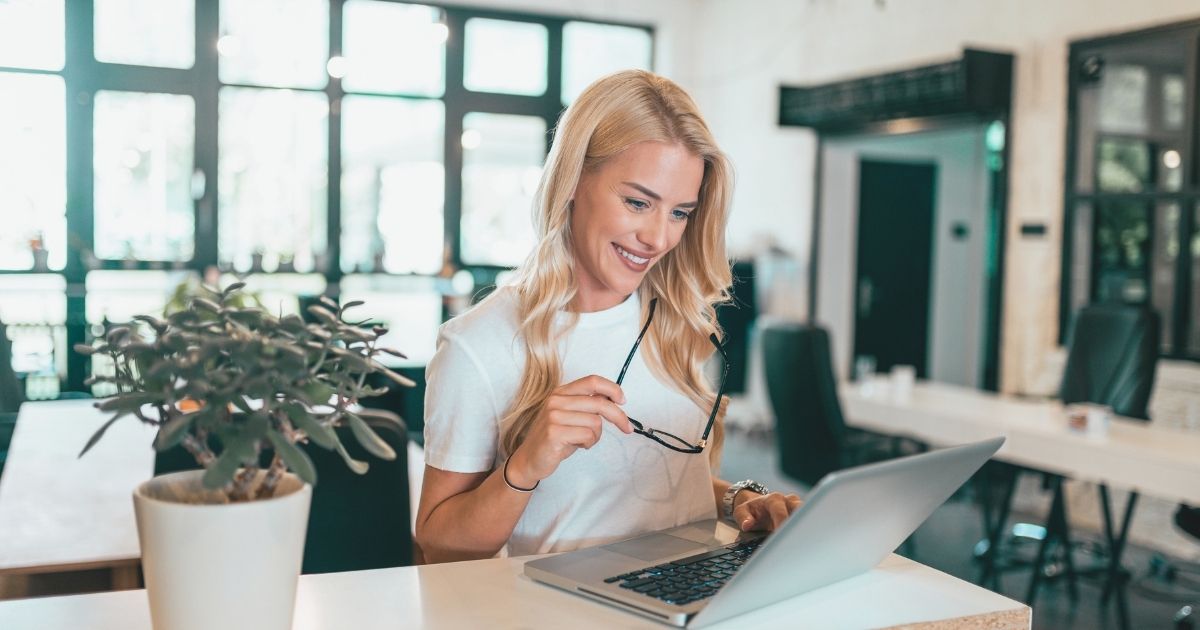 mujer joven utilizando vpn en China para trabajar