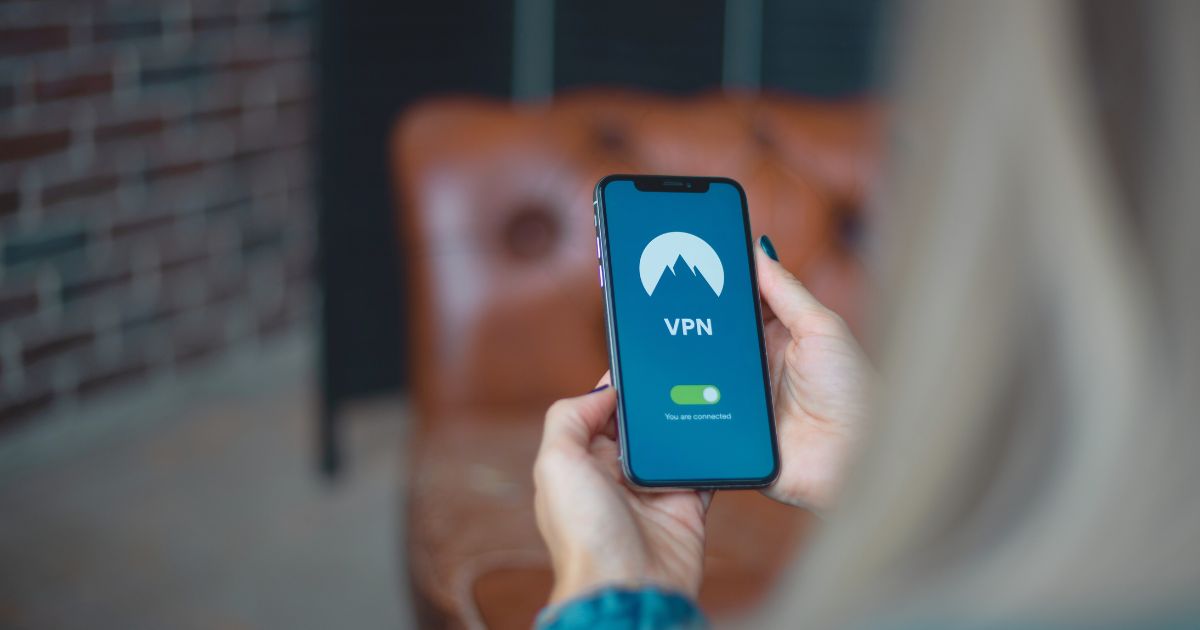 mujer usando vpn en Corea del Sur en su celular