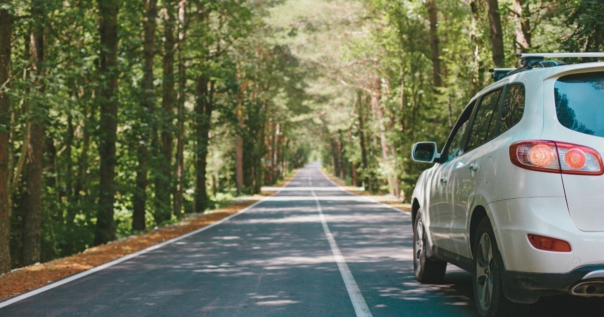 persona conduciendo coche alquilado en Costa Rica