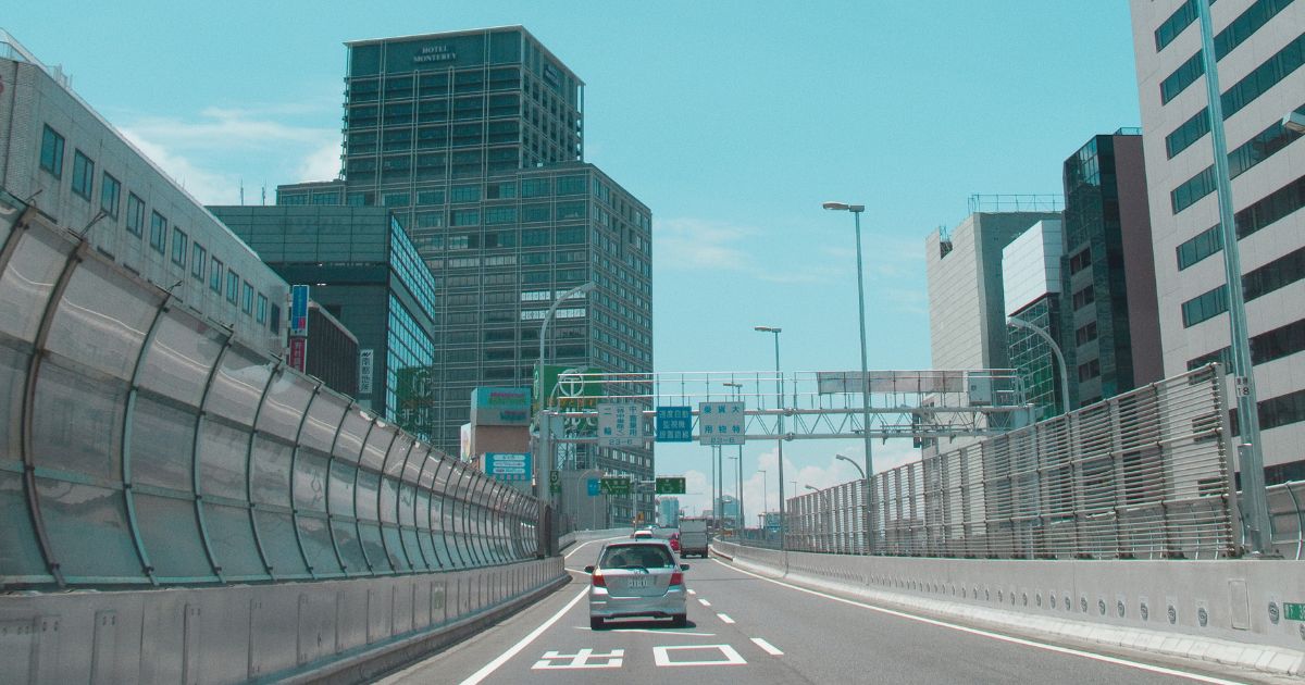 coche alquilado en calle en Japon