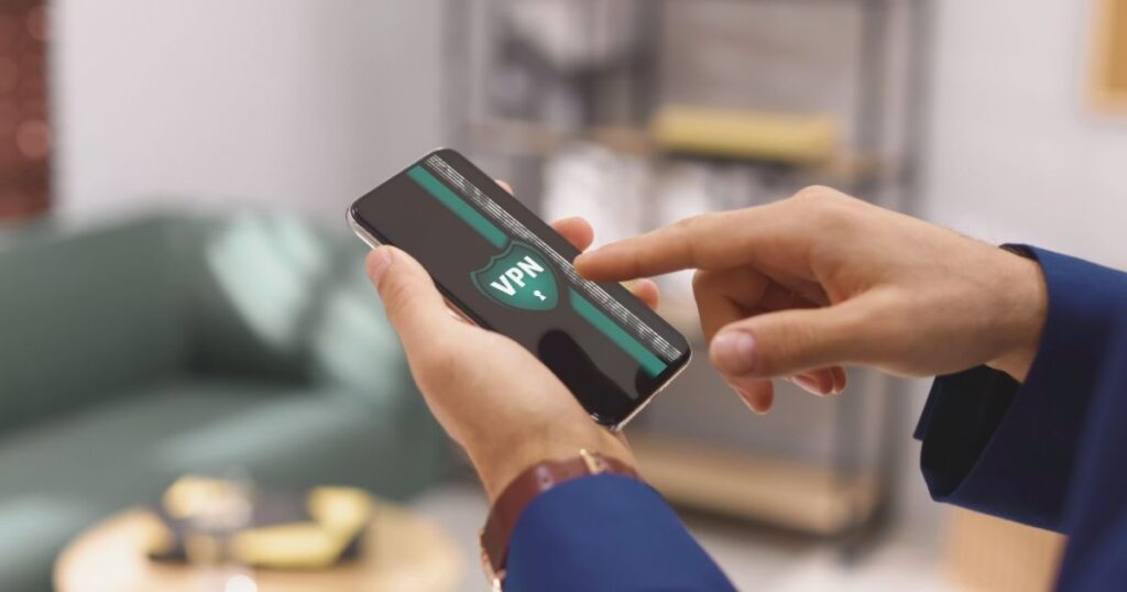 hombre instalando vpn en su celular en Croacia