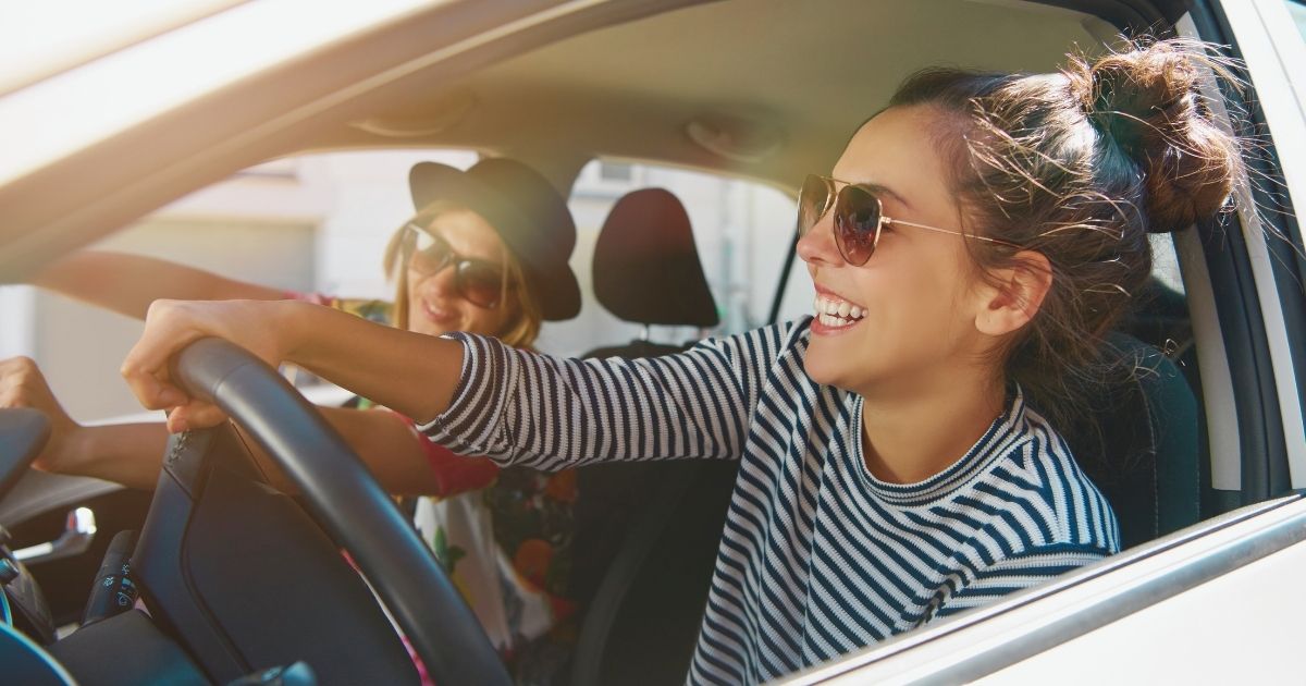mujer sonriente conduciendo coche en Costa Rica