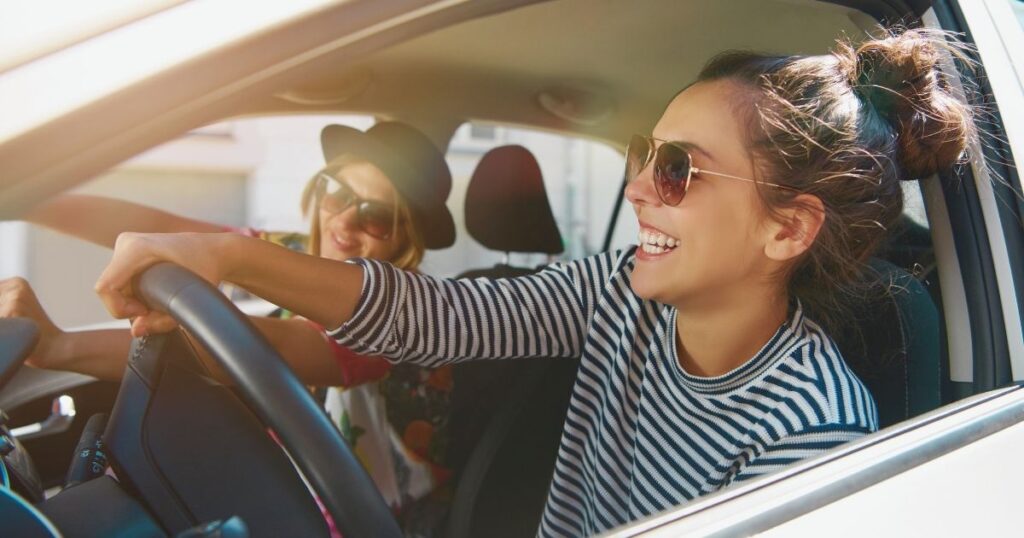 mujer sonriente conduciendo en Japon