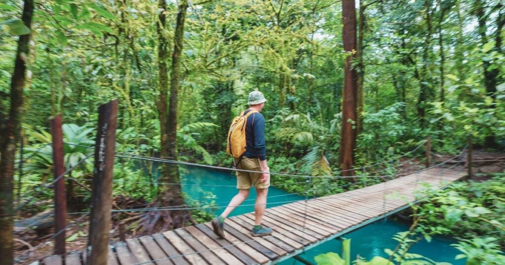 joven explorando Costa Rica