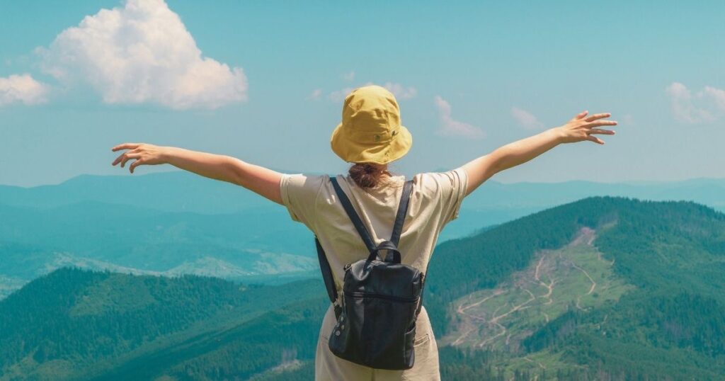 mujer explorando Costa Rica con seguro de viaje