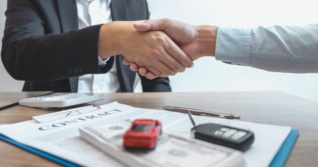 hombre firmando un contrato de alquiler de coche en Japon