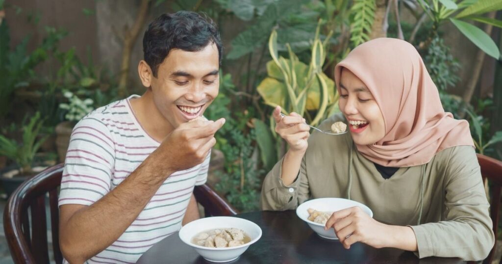 digital nomad couple eating in Bali