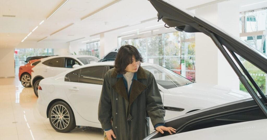 persona alquilando un coche en Japon