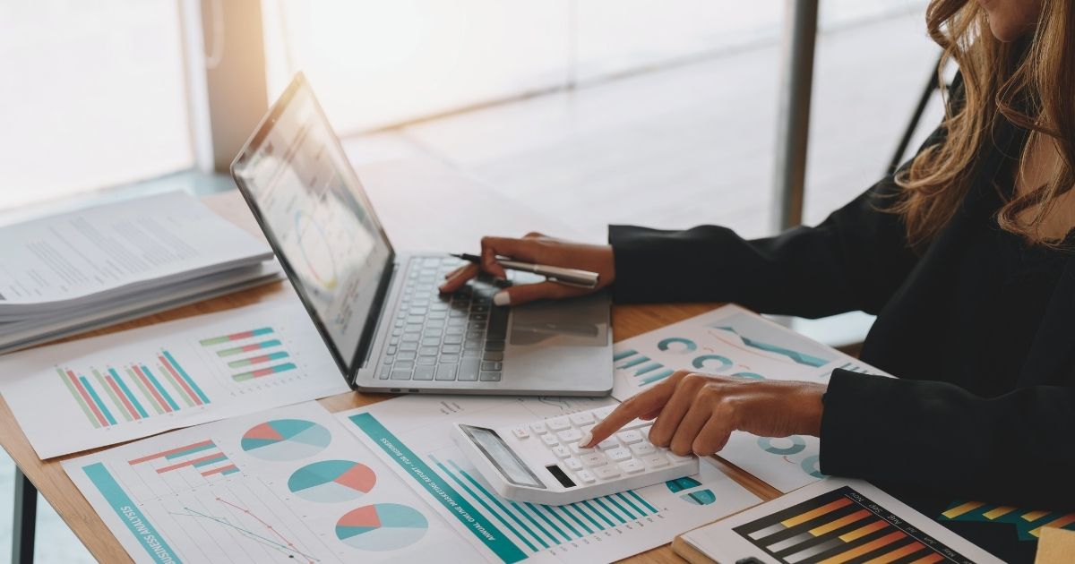 woman calculating the double taxation treaties for digital nomads