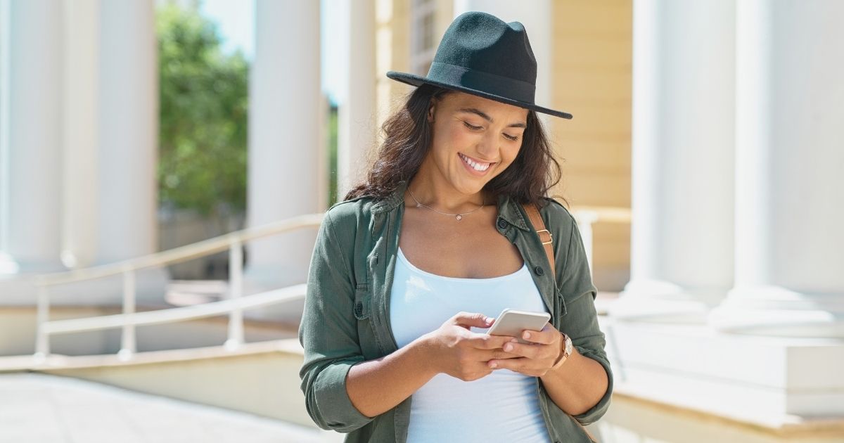 mujer en Costa Rica navegando en internet en su celular con una esim