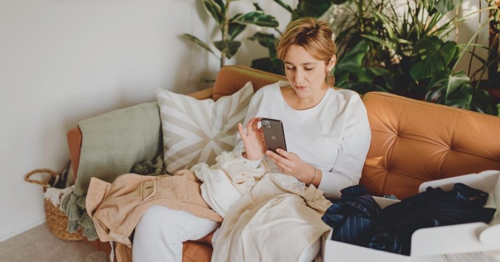 mujer navegando en internet con la esim de Holafly