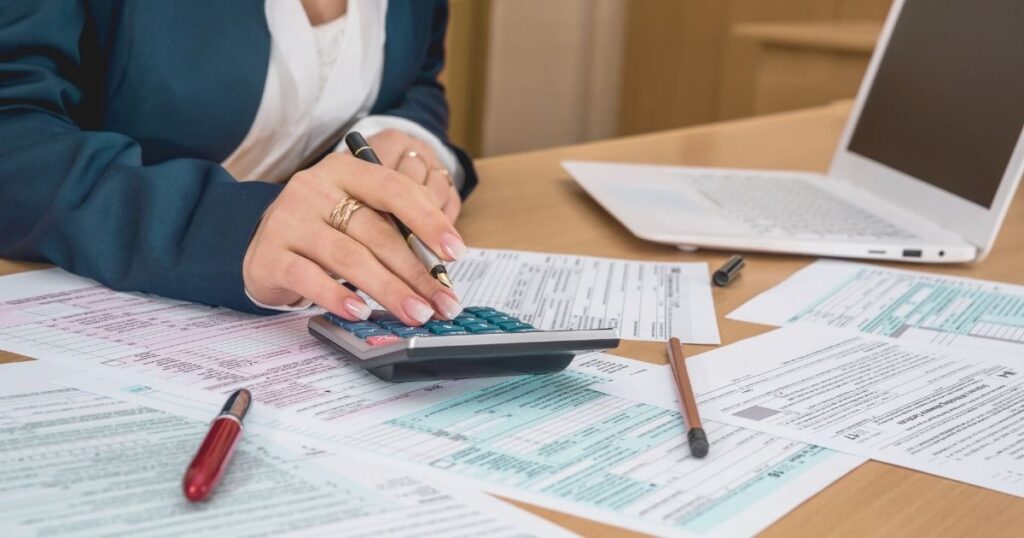 mujer haciendo calculos de impuestos en Costa Rica