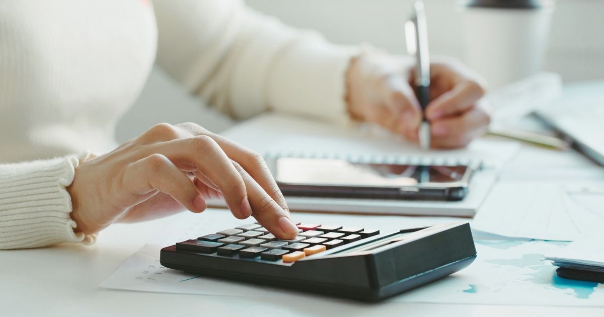 mujer calculando los impuestos a pagar en Croacia