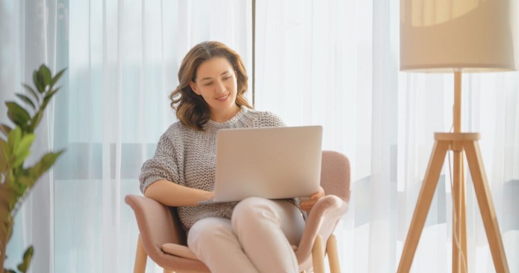 mujer trabajando remoto con el internet en Costa Rica