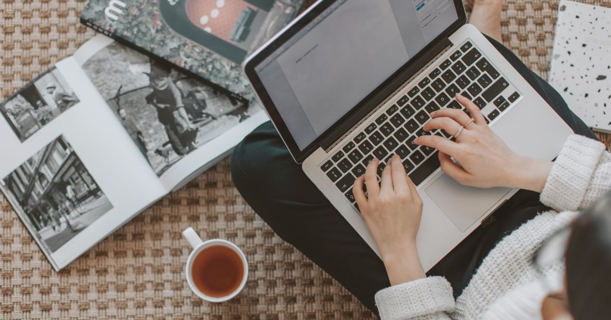mujer navegando en internet en su laptop