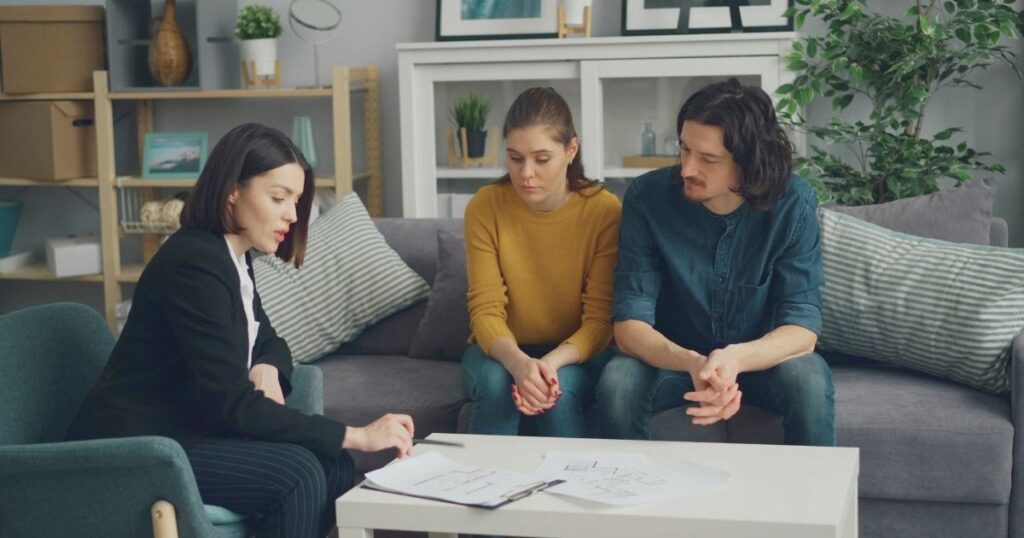 pareja explorando las oportunidades de inversion inmobiliaria en Costa Rica